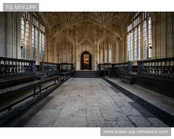 由传统对称美学转向极具张力的构图 视觉语言在高速竞技中实现突破